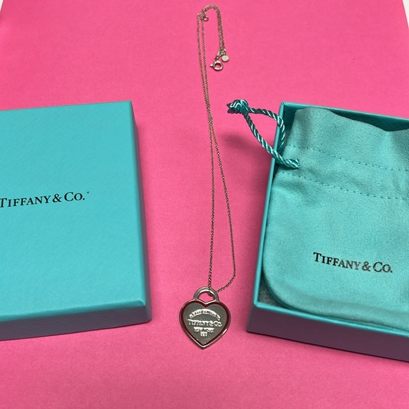 TIFFANY & CO Heart necklace. Excellent condition. Comes with box and dust bag. - Picture 6 of 6